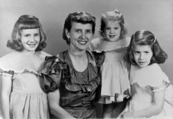 1951circadiane-dee-lynne-and-leslie-scalapino-photographer-unknown